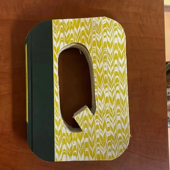 Letter Q Decor Book‎ - Picture 1 of 4